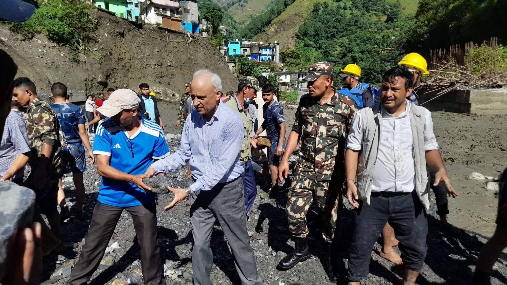 दार्चुलामा बाढी पहिरो प्रभावित क्षेत्रमा मेयरदेखि मन्त्री सम्मले श्रमदान गर्दै