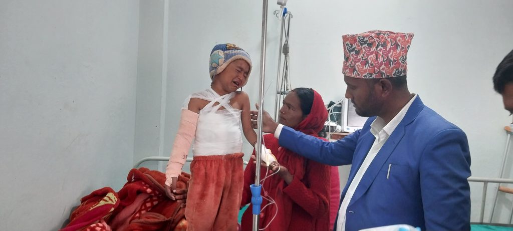 आगोको जलनमा परेका अभिषेकको आर्थिक अभावले गर्दा उपचारमा समस्या