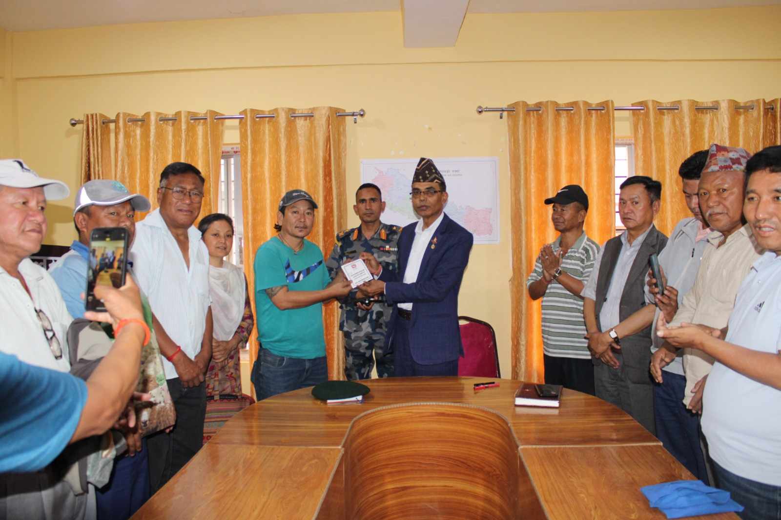 चीन प्रवेशका लागि जिल्ला प्रशासन कार्यालय दार्चुलाबाट अनुमती पत्र वितरण सुरु
