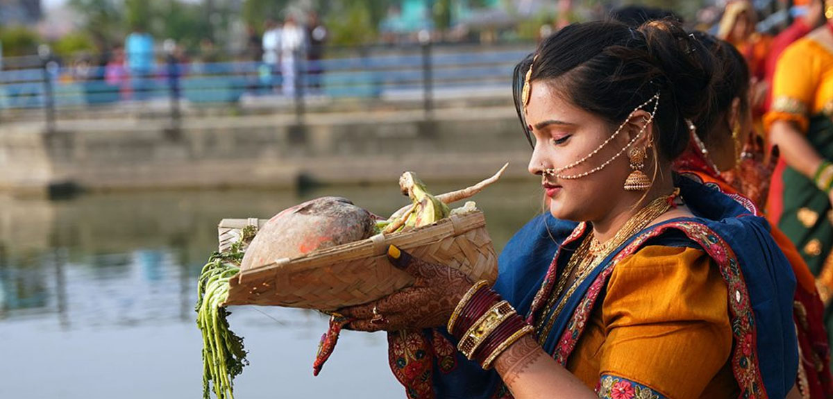 आज छठ पर्वको मुख्य दिन, अस्ताउँदो सूर्यलाई अर्घ दिइँदैआज छठ पर्वको मुख्य दिन, अस्ताउँदो सूर्यलाई अर्घ दिइँदै