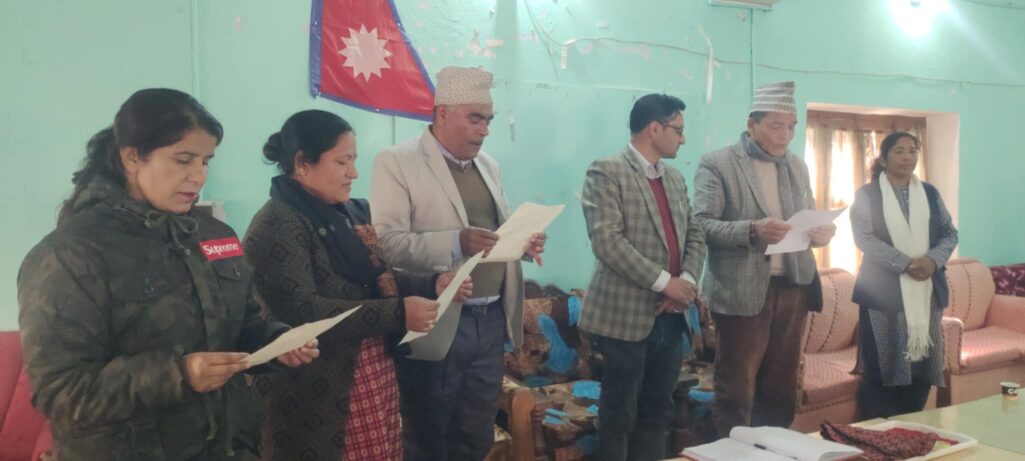 भूमी समस्या समाधान आयोग दार्चुलाका नवनियुक्त सदस्यहरुको पदभार ग्रहण