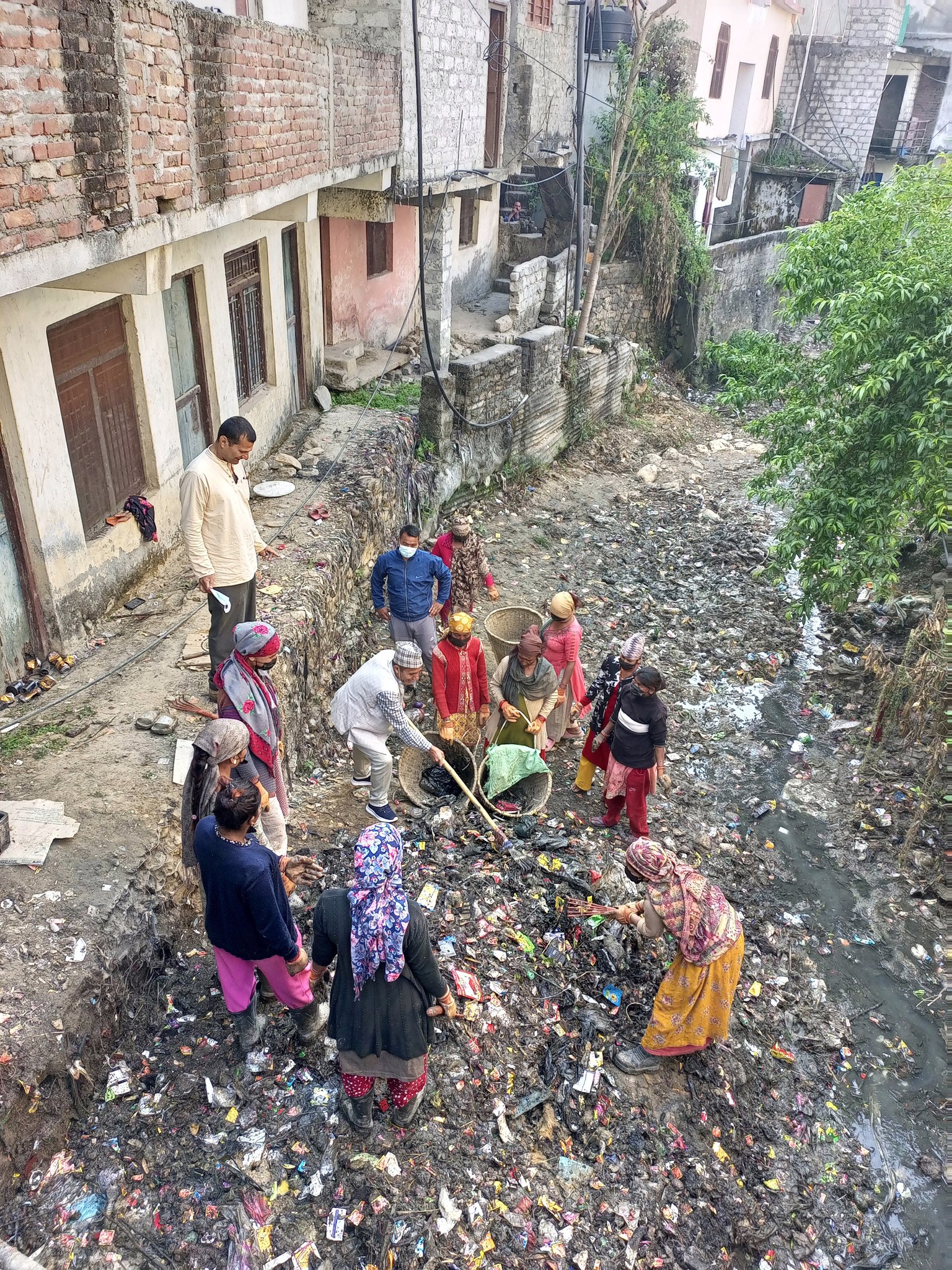 गोकुलेश्वर बजार क्षेत्रको फोहोर नगरपालिकाद्धारा सफा गरिदै