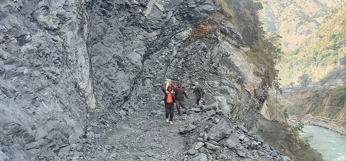 महाकाली लोकमार्गमा पैदल बाटो समेत नखुल्दा जनजीवन प्रभावित
