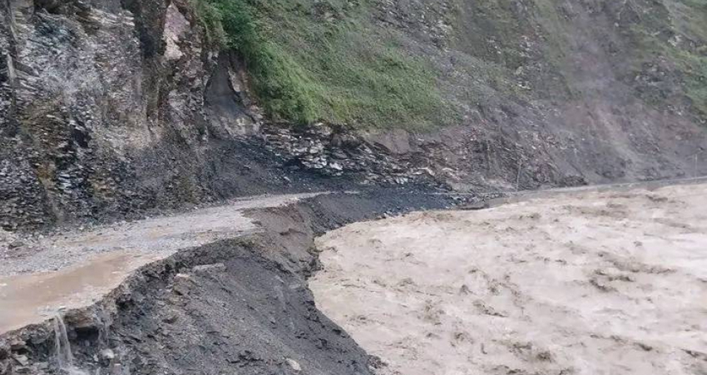 पहिरोले सुदूरपश्चिमका राजमार्गहरु अवरुद्ध