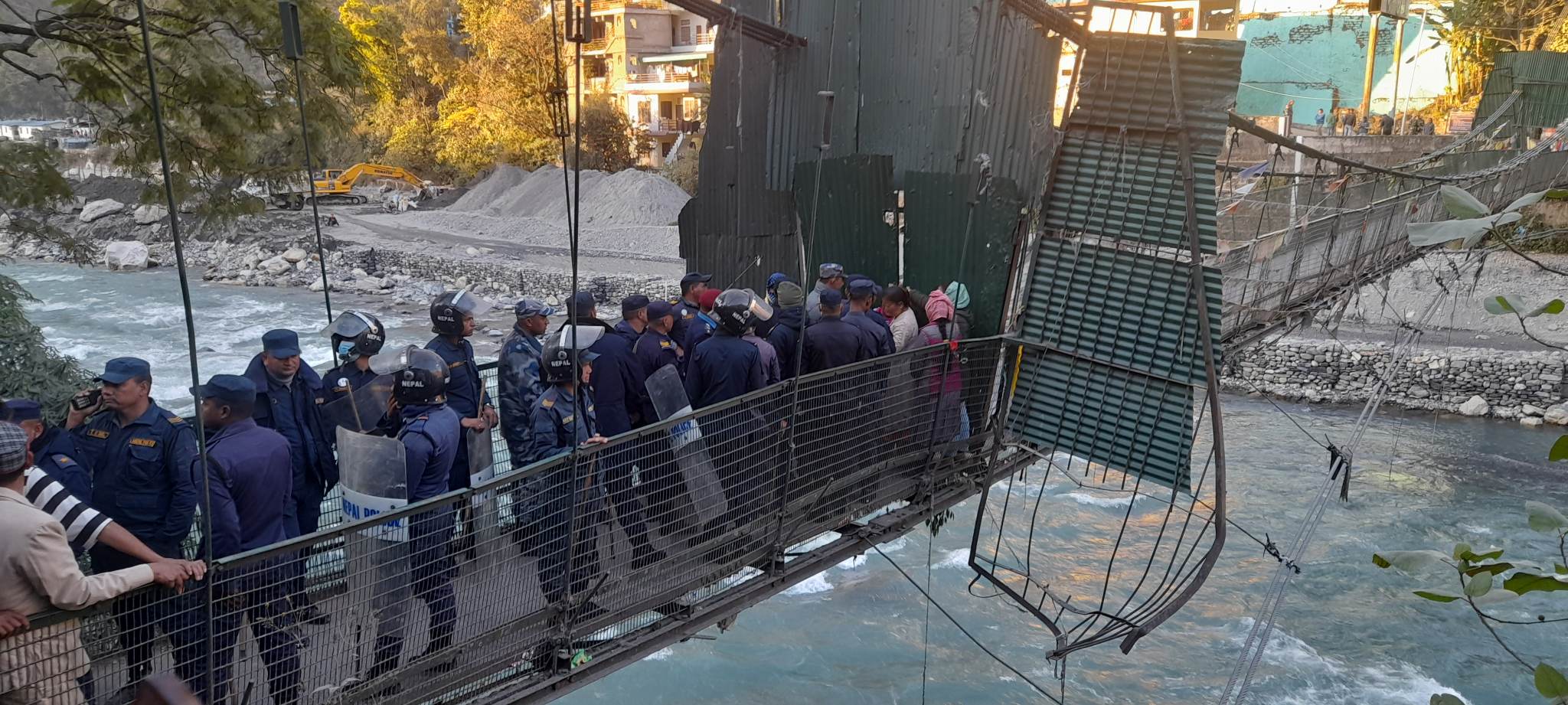 भारतले महाकालीको धार परिवर्तन हुने गरी तटबन्ध निर्माण थालेपछि प्रदर्शन, चार नेपाली घाइते