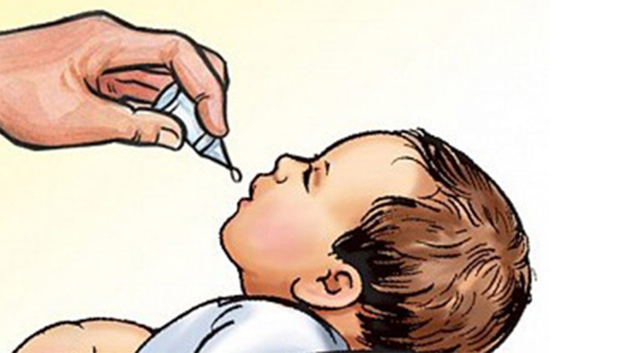 दार्चुलामा बालबालिकालाई भिटामिन ‘ए’  र जुकाको औषधी खुवाइँदै